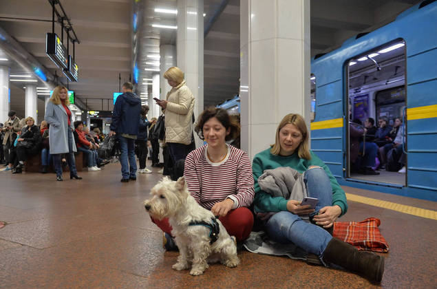 Quem conseguiu escapar da artilharia russa, que atingiu áreas em que vivem civis, foi para baixo da terra. Nesta imagem, pessoas se amontoam com seus pets em estações de metrô de Kiev para escapar dos bombardeios