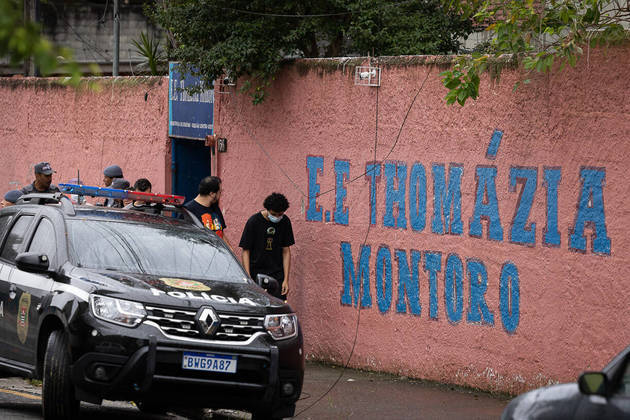 AME6686. SAO PAULO (BRASIL), 27/03/2023.- Fotografía de la salida del colegio público donde se ha presentado un ataque con arma punzante hoy, en São Paulo (Brasil). El ataque, que causó la muerte de una profesora de 71 años y heridas a otros cinco miembros del colegio, es un alumno de 13 años que cursa el grado octavo y que fue controlado por la policía, según informa la prensa local. EFE/ Isaac Fontana