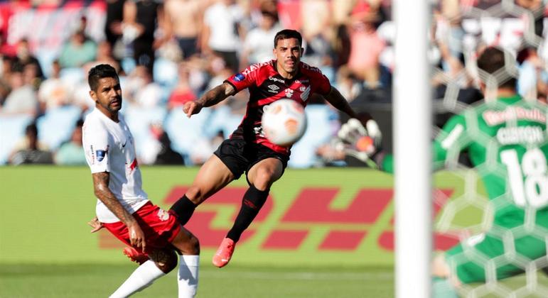 Terans, atacante do Athletico-PR, chuta forte contra o gol do Red Bull Bragantino