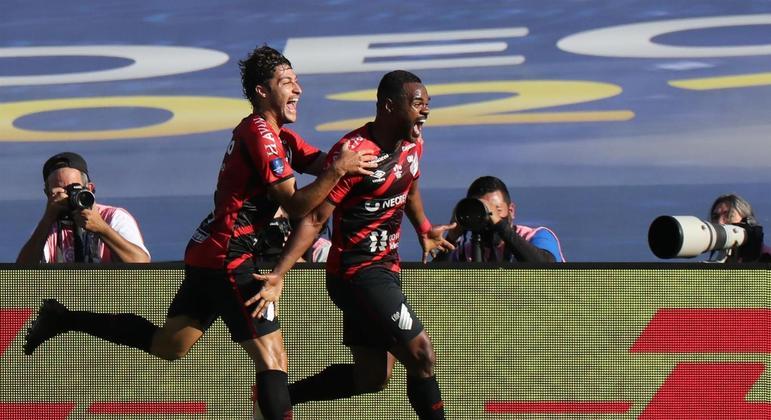 Nikão comemora o primeiro gol do Athletico-PR na final da Copa Sul-Americana contra o Red Bull Bragantino