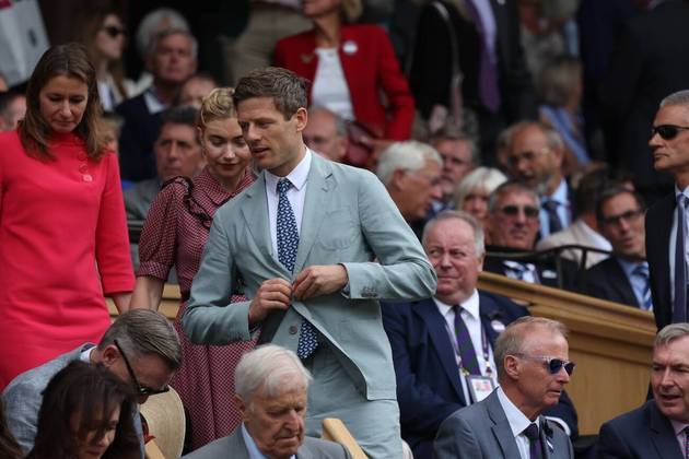O ator James Norton chega à quadra central de Wimbledon