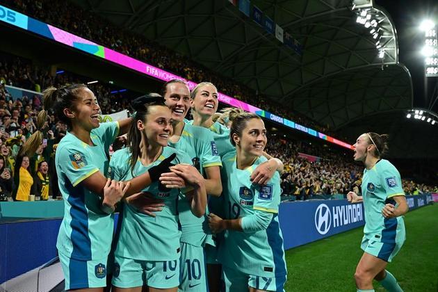 Uma das anfitriãs da Copa do Mundo Feminina, a Austrália venceu a atual campeã Olímpica, o Canadá, por 4 a 0, no estádio de Meldoune, nesta segunda-feira (31) e se classificou em primeiro lugar do Grupo B, com 6 pontos