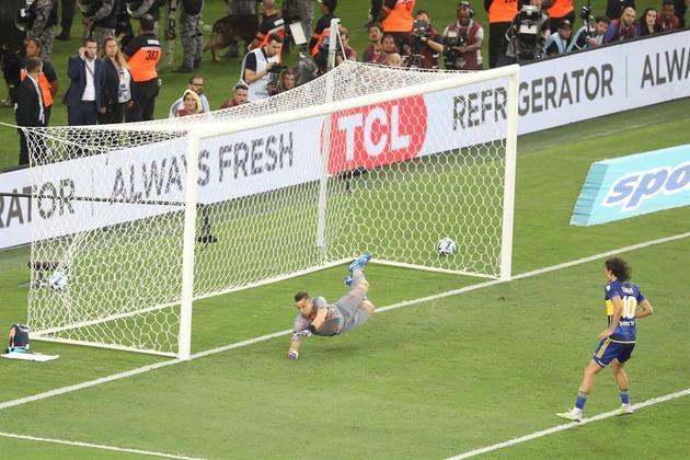 Advíncula chutou de fora da área sem chances para o goleiro Fabio, do Fluminense