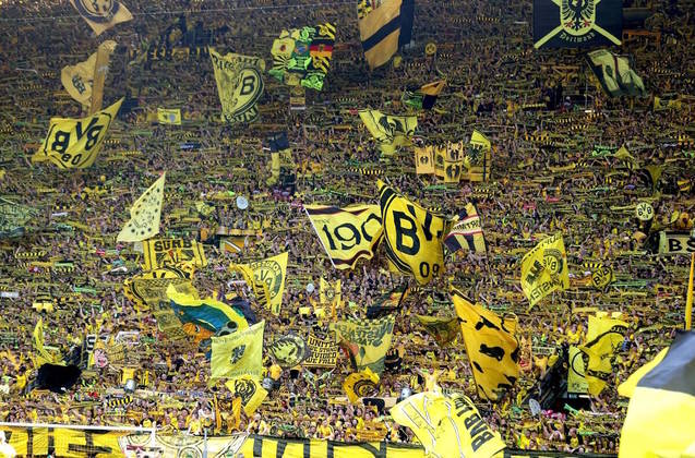 A torcida do Borussia Dortmund fez uma festa incrível antes da partida contra o Mainz 05, neste sábado (27), no estádio Signal Iduna Park pelo Campeonato Alemão