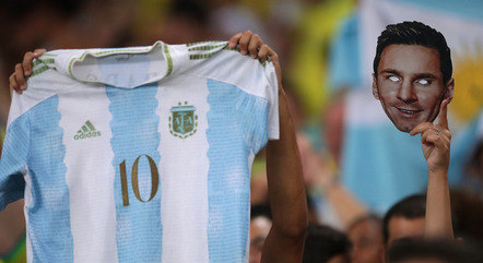 Messi é homenageado nas arquibancadas do Maracanã
