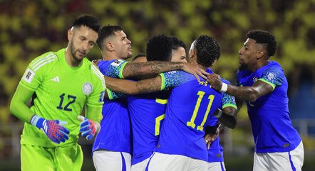 Brasileiros comemoram primeiro gol do jogo
