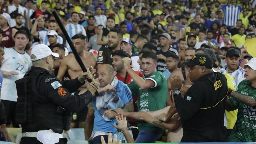 Briga entre torcedores de Brasil e Argentina e PMs atrasa início do jogo no  Maracanã - Ultima Hora Online