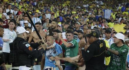 Jogo de futebol brasil x argentina apresentado com bandeira de seu país
