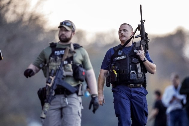 O suspeito, um oficial militar da reserva de 40 anos, está armado e é perigoso, segundo a polícia local. As aulas foram suspensas nesta quinta-feira (26), e muitas escolas não vão receber alunos nesta sexta-feira