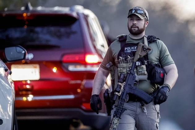 O jornal The New York Times noticiou a presença da polícia na fazenda da família do suspeito, na cidade de Bowdoin, onde foram ouvidos quatro estrondos que não pareciam ser de tiros