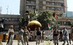Oficiais de segurança afegãos fazem guarda em pontos estratégicos da cidade, depois que o grupo extremista chegou a Cabul