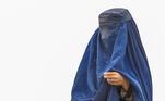 Mulher com burca é avistada em um campo de refugiados em Cabul. Talibãs prosseguem na ofensiva sem encontrar grande oposição no territórioo