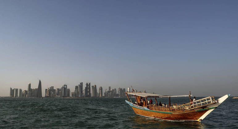 Foto do cais mostra os arranha-céus de Doha, capital do país