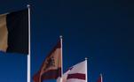 Agora, a imagem mostra as bandeiras dos países participantes da Copa do Mundo com o skyline de Doha ao fundo