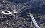 A Força Aérea do Japão fez uma performance sobre o Estádio Olímpico e entusiasmou os espectadores que se espalham pelas ruas de Tóquio pouco antes da cerimônia