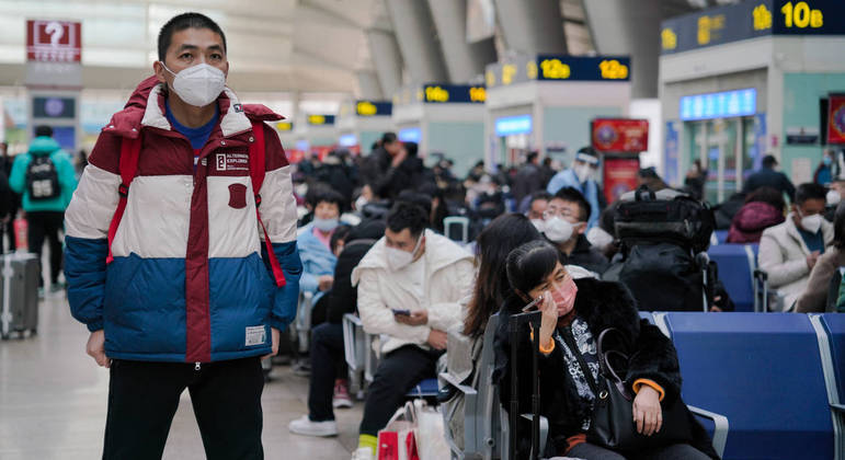 Chineses tentam se prevenir com o uso de máscaras contra infecções da Covid-19