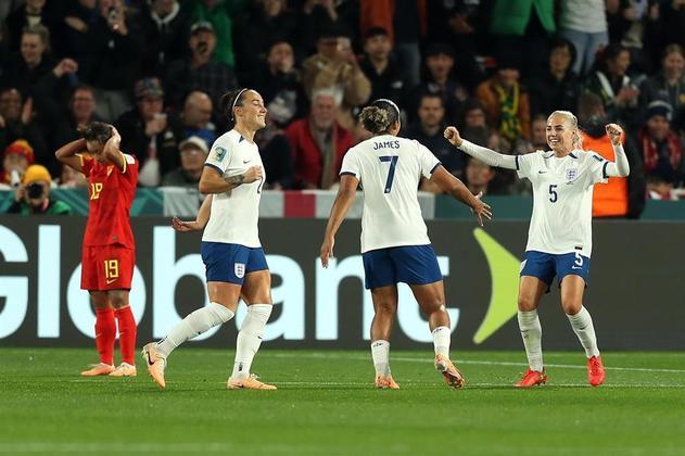 A Inglaterra não teve nenhuma dificuldade para vencer a China por 6 a 1 e terminar a fase de grupos da Copa do Mundo feminina em 1º lugar do grupo D, com 9 pontos. No Coopers Staduim, em Adelaide, na Austrália, as inglesas tiveram um treino de luxo contra as chinesas, que não ofereceram nenhum combate. Já no primeiro tempo foi 3 a 0 para as europeias