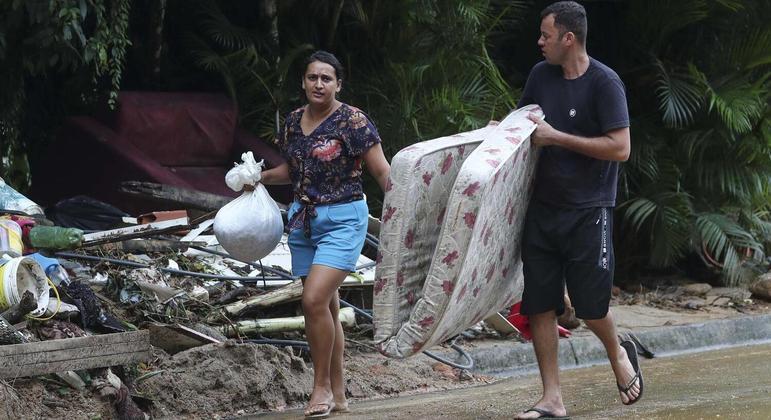 Moradores de São Sebastião que tiveram sua casa atingida por deslizamentos