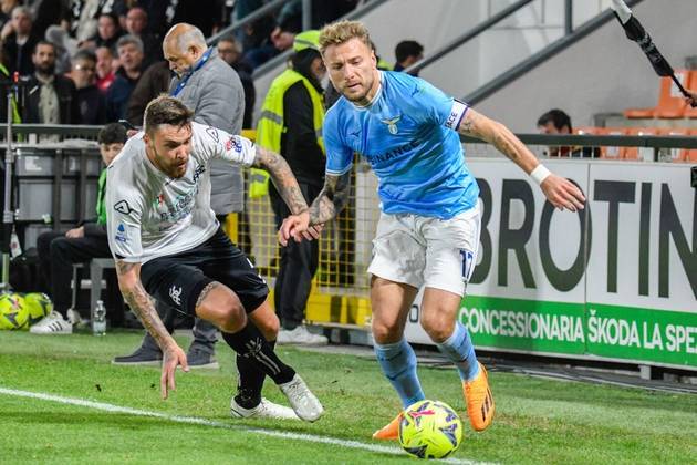 Em nota, a Lazio, clube no qual o atleta joga atualmente, informou que ele sofreu um trauma de distorção da coluna vertebral e uma fratura exposta da costela