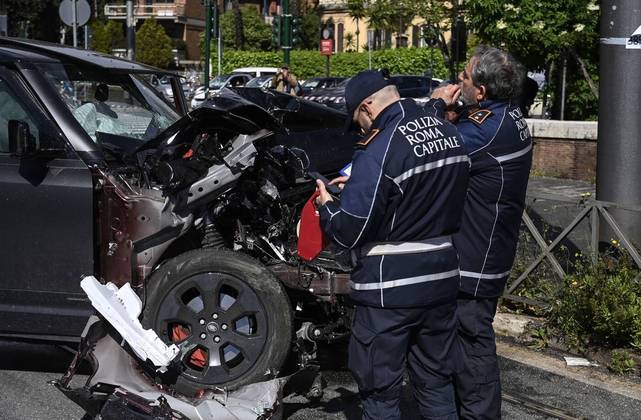 O clube ainda disse que o atacante de 33 anos está sob observação em um hospital de Roma, mas passa bem