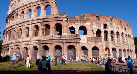 Foto panorâmica do Coliseu, em Roma