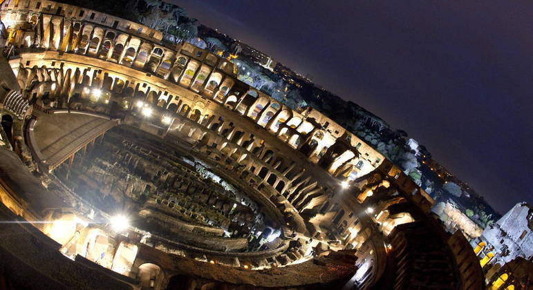 Vista aérea do Coliseu em Roma (Italia) com iluminação noturna