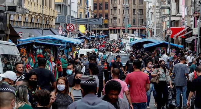 Aglomeração na rua 25 de março, de comércio em São Paulo, em plena pandemia