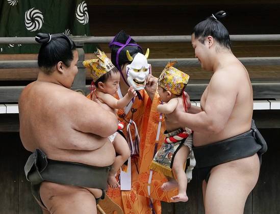 Uma curiosidade é que, durante a competição, é possível que os bebês simplesmente não chorem. Para este caso, o juiz usa uma máscara assustadora para apavorar as crianças e estimular o choro