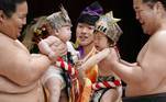 O Japão possui uma tradição curiosa: dois lutadores de sumô colocam bebês frente a frente para ver qual chora mais alto. Trata-se do Nakizumo, que acontece em todo o país nesta época do ano