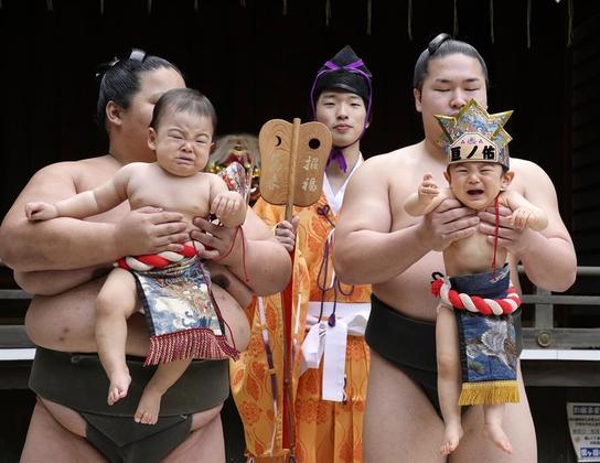 O Nakizumo tem o objetivo de pedir saúde e crescimento dos bebês já que, no país, supostamente os bebês que choram mais alto são fortes para afastar o mal. Um árbitro fica entre os competidores para definir quem é o vencedor dos duelos