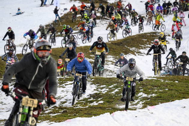 O clima moderado dos últimos dias nos Alpes suíços interrompeu a atividade dos resorts de esqui alpinos abaixo de uma altitude de 2.200 metros acima do nível do mar