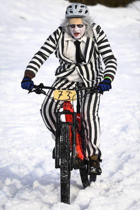 Dezenas de ciclistas fantasiados encararam o frio e a neve para participar da 33ª edição do Grande Prêmio de São Silvestre, uma competição de mountain bike que acontece todo ano em um resort localizado em Villars-sur-Ollon, nos Alpes, na Suíça
