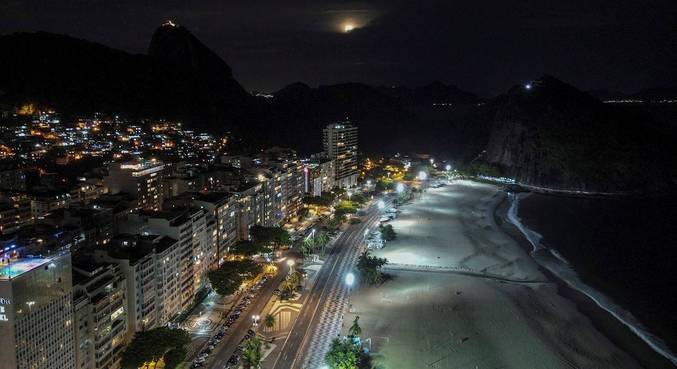 Areias de Copacabana ficaram vazias na virada de 2020 para 2021
