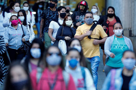 Brasileiros na Espanha alertam quem ficou: não é uma gripe