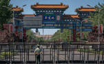 Beijing (China), 14/06/2020.- A paramilitary police officer stands guard at the entrance to the closed Xinfadi market, in Fengtai district, Beijing, China, 14 June 2020. One of Beijing's largest markets, Xinfadi in Fengtai district, was shut down on 13 June, and the district placed under lockdown following the confirmation of new domestic coronavirus cases which were linked to the Xinfadi market. EFE/EPA/ROMAN PILIPEY