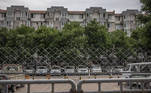 Beijing (China), 17/06/2020.- A residential building in a locked-down area in Fengtai district, near Xinfadi market, in Beijing, China, 17 June 2020. One of Beijing's largest markets, Xinfadi in Fengtai district, was shut down on 13 June, and 11 communities near the market placed under lock down following the confirmation of new domestic coronavirus cases which were linked to the Xinfadi market. Beijing has given Covid-19 nucleic acid tests to 356,000 people since 13 June, according to the city's government officials, as the number of new coronavirus cases is continuing to increase. EFE/EPA/ROMAN PILIPEY