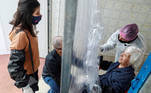 AME318. SAO PAULO (BRASIL), 02/07/2020.- Clara Seiler y su padre Eduardo hablan hoy con la abuela Maria Ignez de 80 años, que vive en una residencia de ancianos en la ciudad de Sao Paulo (Brasil), a través de una "cortina de abrazos", una alternativa válida para amenizar las medidas de distanciamiento social, durante el avance de la pandemia del coronavirus en Brasil. Pasaron más de cien días desde que María Paula Moraes abrazó por última vez a su padre, que vive en un residencia de ancianos en la ciudad brasileña de Sao Paulo. Hoy, pese al avance de la pandemia del coronavirus en Brasil, pudieron acercarse de nuevo a través de una "cortina de abrazos". EFE/Sebastião Moreira