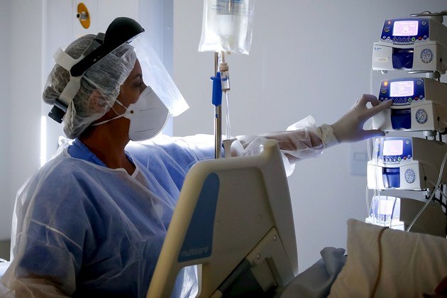 AME4455. PORTO ALEGRE (BRASIL), 22/03/2021.- Una enfermera trabaja el 21 de marzo de 2021 en la Unidad de Cuidados Intensivos (UCI) del hospital de Clínicas, en Porto Alegre (Brasil). El Gobierno de Brasil pidió este lunes auxilio a la industria médica para buscar soluciones ante la escasez de insumos para la intubación de pacientes con covid-19, una enfermedad que ya deja ya cerca de 300.000 muertos en el país. EFE/ Marcelo Oliveira