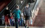 AME3352. OSASCO (BRASIL), 08/09/2020.- Usuarios pasan hoy por una cabina de desinfección mientras salen de una estación del metro, en el centro de la ciudad de Osasco, en Sao Paulo (Brasil). Brasil registró ayer lunes 310 nuevas muertes por coronavirus, el número diario más bajo desde abril, que elevó el total de fallecidos a 126.960 y parece confirmar que la pandemia empieza a ceder en el país, según datos oficiales. EFE/ Sebastiao Moreira