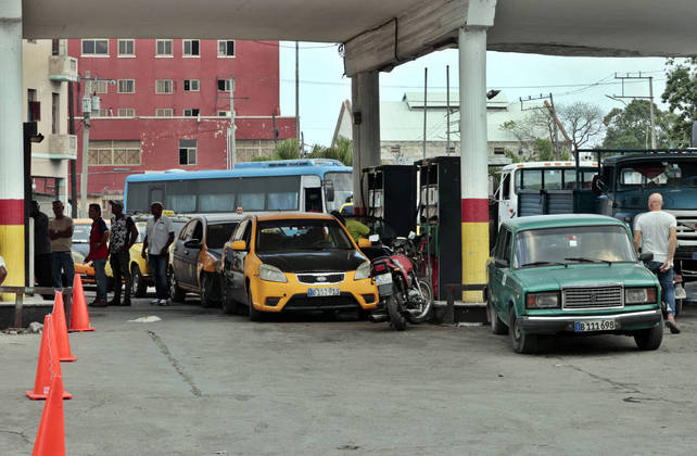 Há três semanas, Cuba sofre uma crise no abastecimento de combustíveis que afeta aulas, serviços de transporte de passageiros, distribuição de alimentos, coleta de lixo e até uma das principais comemorações do país, o Dia Internacional do Trabalhador, festejado no próximo dia 1º de maio