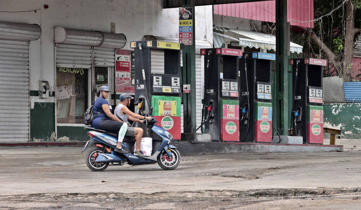 Na semana passada, o governo cubano disse que os problemas de abastecimento de combustível durariam pelo menos até maio e, portanto, daria prioridade aos serviços vitais de transporte