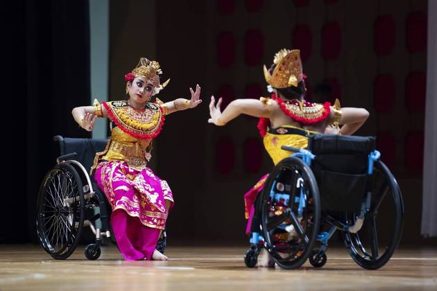 Exemplo de superação! As dançarinas indonésias Wayan Sonia (direita) e Yulia Widyantari (à esquerda) esperam nos bastidores para fazer uma performance para centenas de espectadores. Apaixonadas por dança desde a infância, ambas sonham em se tornarem profissionais