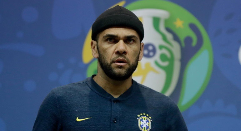 Acusado de estupro em Barcelona, Daniel Alves completa exatos seis meses de prisão nesta quinta-feira (20). A vida do lateral-direito virou do avesso no dia 20 de janeiro, quando a Justiça espanhola decretou que ele fosse investigado e respondesse ao processo em detenção após uma acusação de estupro.Relembre o que aconteceu com ele desde que a denúncia se tornou pública: