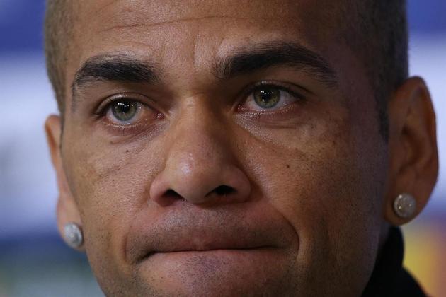 A juíza Maria Conepción Canton o prendeu e não deixou que ele aguardasse o julgamento em liberdade devido às inconsistências nas versões dadas pelo atleta à Justiça da Espanha e da possibilidade de fuga, pela condição financeira dele.Nas contradições, Daniel Alves chegou a dizer que não conhecia a mulher que o acusava. Depois, revelou que houve relação sexual, mas de forma consensual