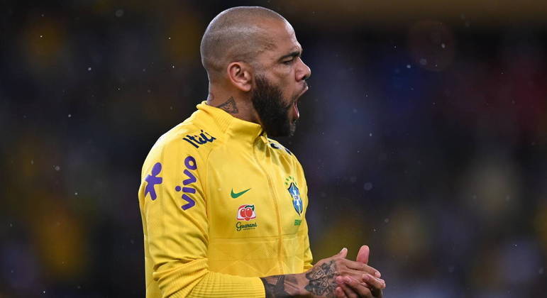 Daniel Alves completa, na próxima segunda-feira (20), 2 meses no Centro Penitenciário Brians 2. Acusado de estupro, o jogador teve o pedido de liberdade provisória recusado pelo Tribunal de Barcelona e, sem data definida para o julgamento, recebe a visita de familiares.Relembre, em fotos, o caso: