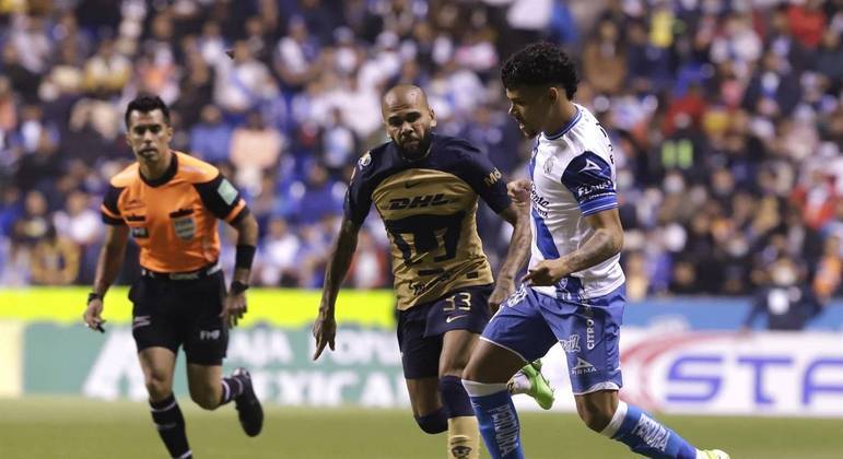 Daniel Alves, em ação pelo Pumas, do México, poderia se tornar cartola no futebol