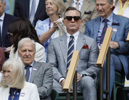 Daniel Craig, que interpretou o agente infiltrado 007, também chamado de James Bond, nos cinemas, manteve o olhar atento nos golpes de Alcaraz e Djokovic em Wimbledon