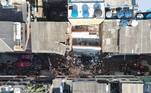 RÍO DE JANEIRO (BRASIL), 03/06/2021.- Fotografía tomada con un dron. Tres personas fueron rescatadas y al menos otras tres siguen bajo los escombros de un edificio residencial de cuatro pisos que se derrumbó este jueves en la ciudad brasileña de Río de Janeiro, aunque por el momento las autoridades desconocen si hay víctimas mortales. EFE/ANTONIO LACERDA