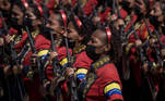 Mulheres empunhando armas mostraram a participação feminina nas tropas do presidente Maduro