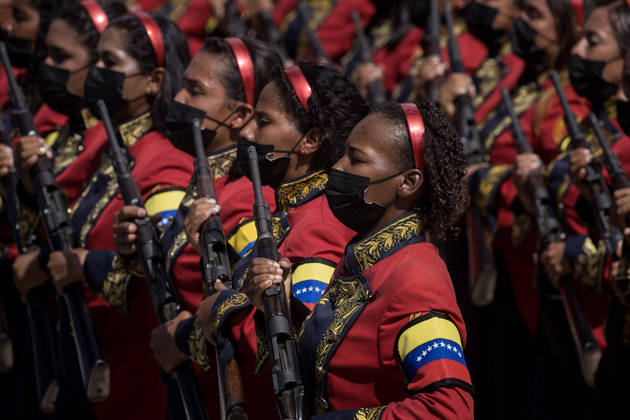 Mulheres empunhando armas mostraram a participação feminina nas tropas do presidente Maduro